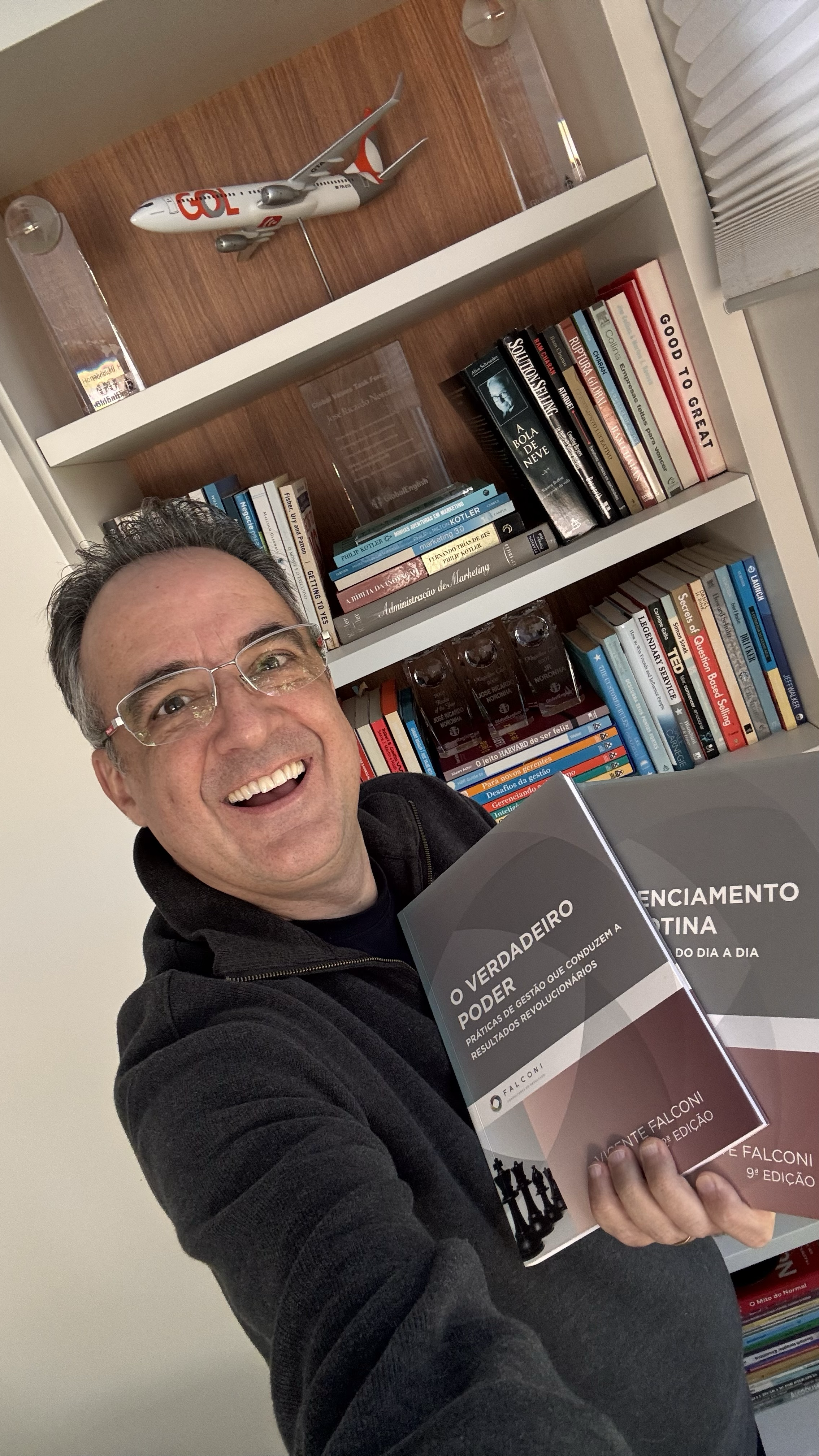 José Ricardo Noronha com os livros do Professor Vicente Falconi em mãos